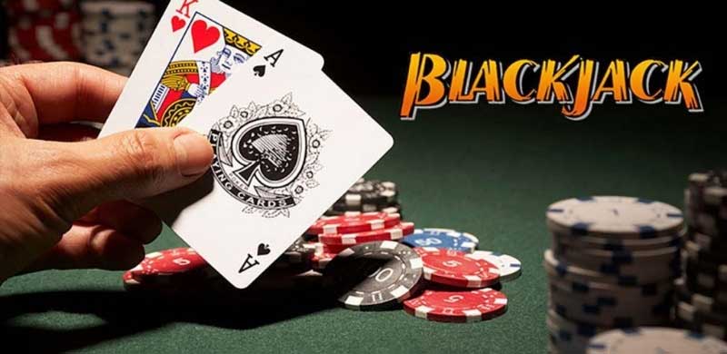 Blackjack: Blackjack là một trò chơi đánh bài ăn tiền phổ biến trong các sòng bạc trực tuyến